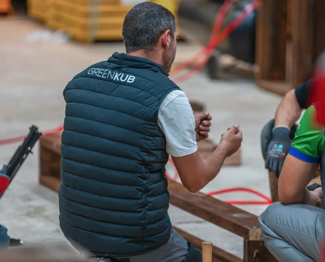 Fabrication de l'ossature bois dans l'atelier Greenkub de Castries