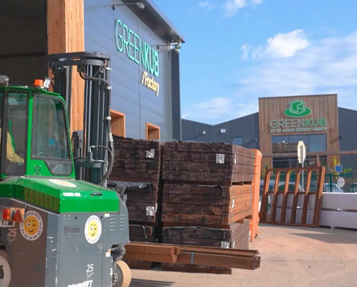 Les locaux Greenkub à Castries : le bâtiment Greenkub Factory et sa cour de production