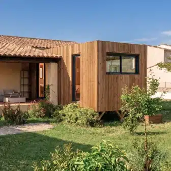 Murs à ossature bois d'une extension Greenkub assemblés sur les fondations
