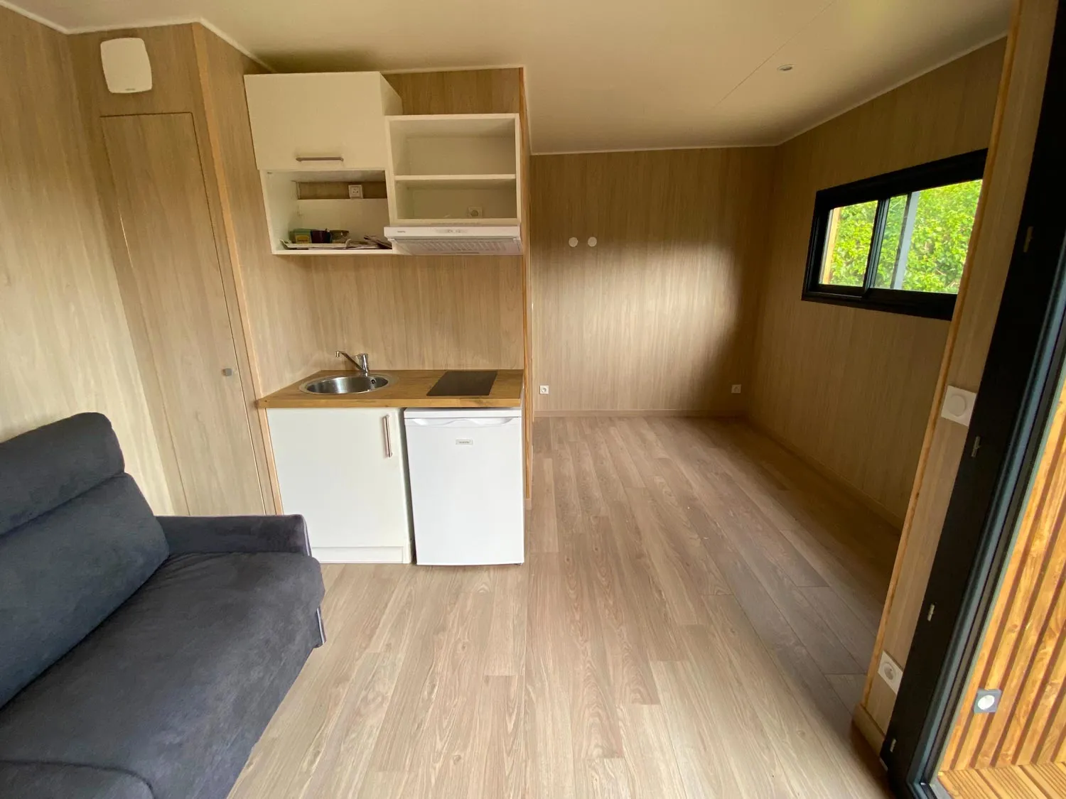 Intérieur vide avec une cuisine dans un lodge Greenkub