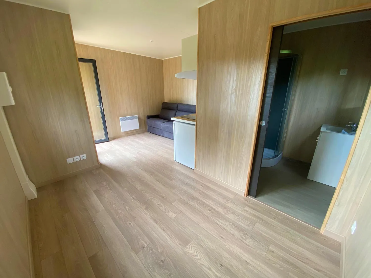 Intérieur vide d’un studio de 20m2