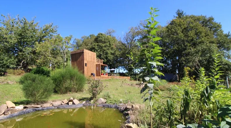 Studio de jardin à coter d’un petit étang