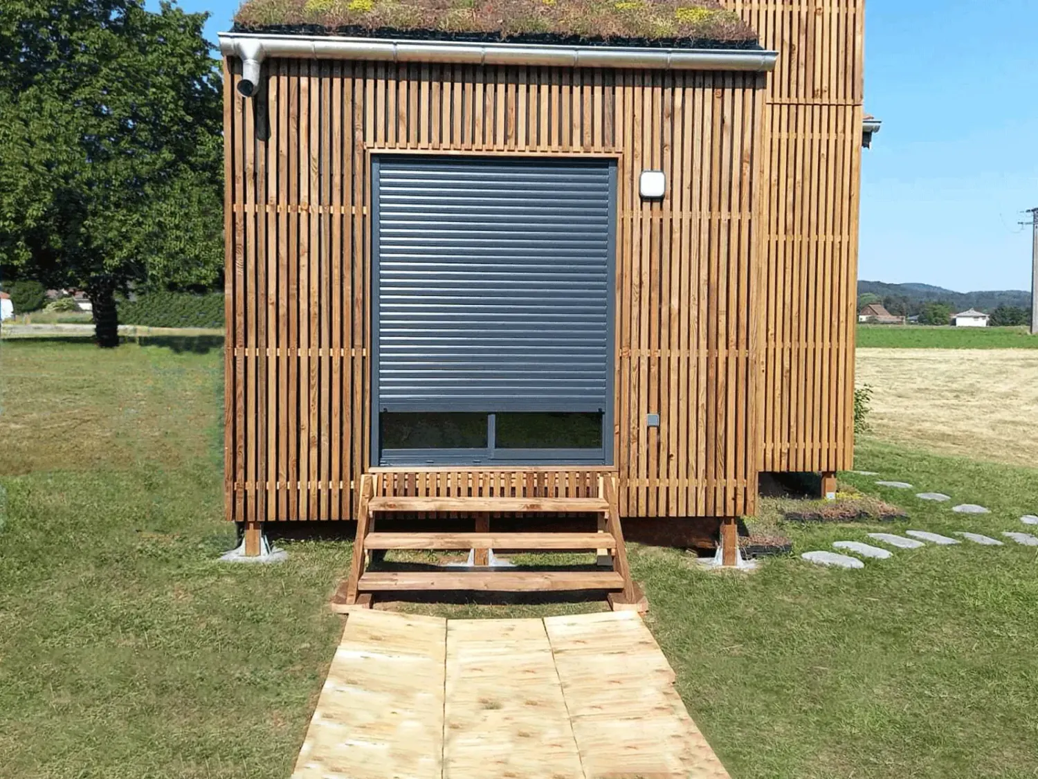 Extension de maison en ossature bois de 15 m² à toiture végétalisée accolée à une maison, Vosges