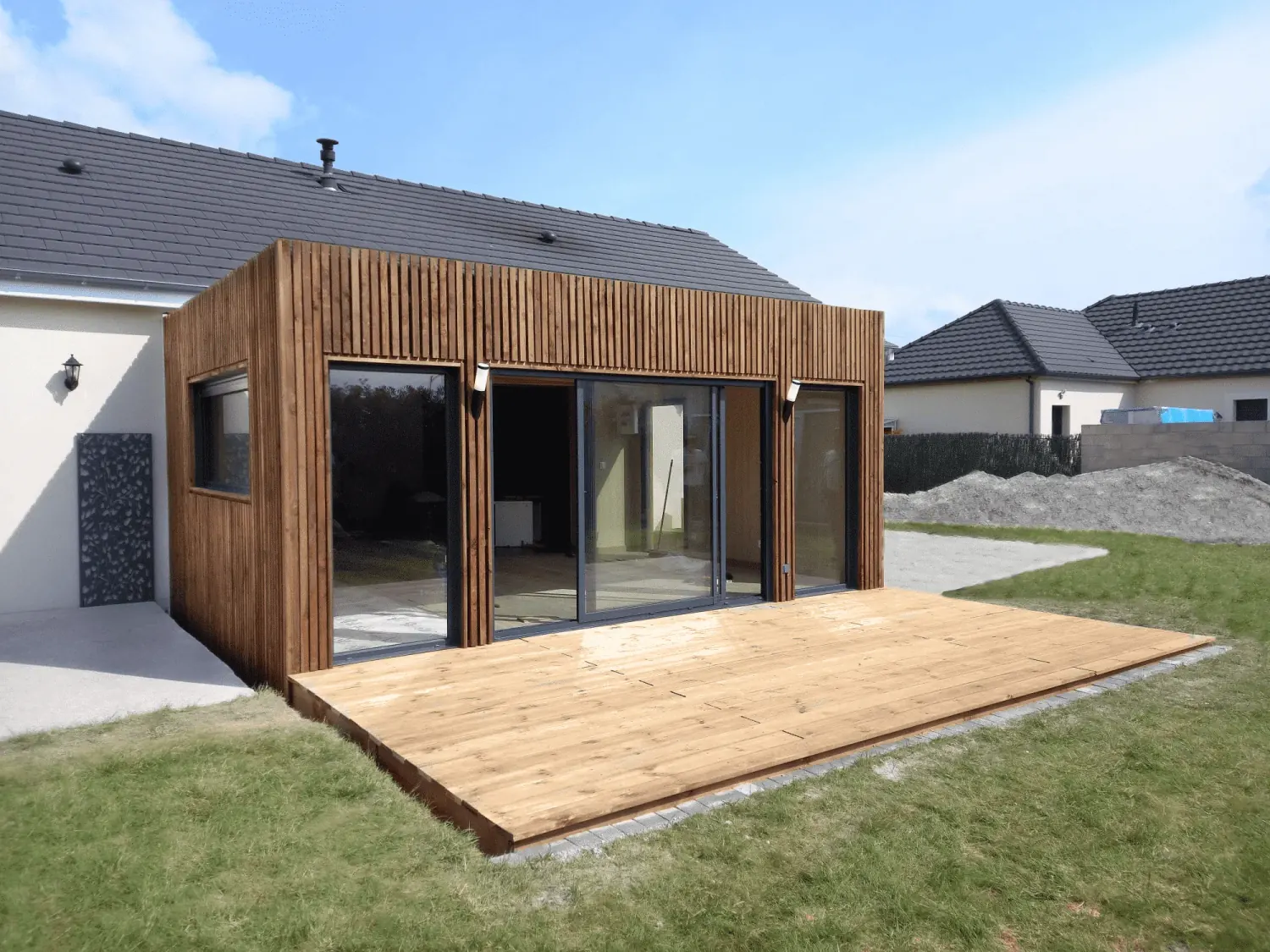 Extension de maison en ossature bois de 22 m² accolée à une maison, salon avec terrasse, Aube