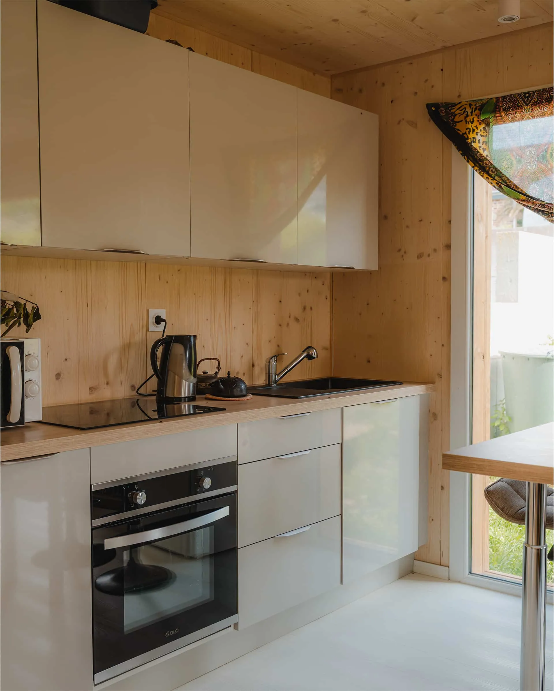 Résidence principale de 40 m², studio en ossature bois Greenkub (Côtes-d’Armor), vue intérieure