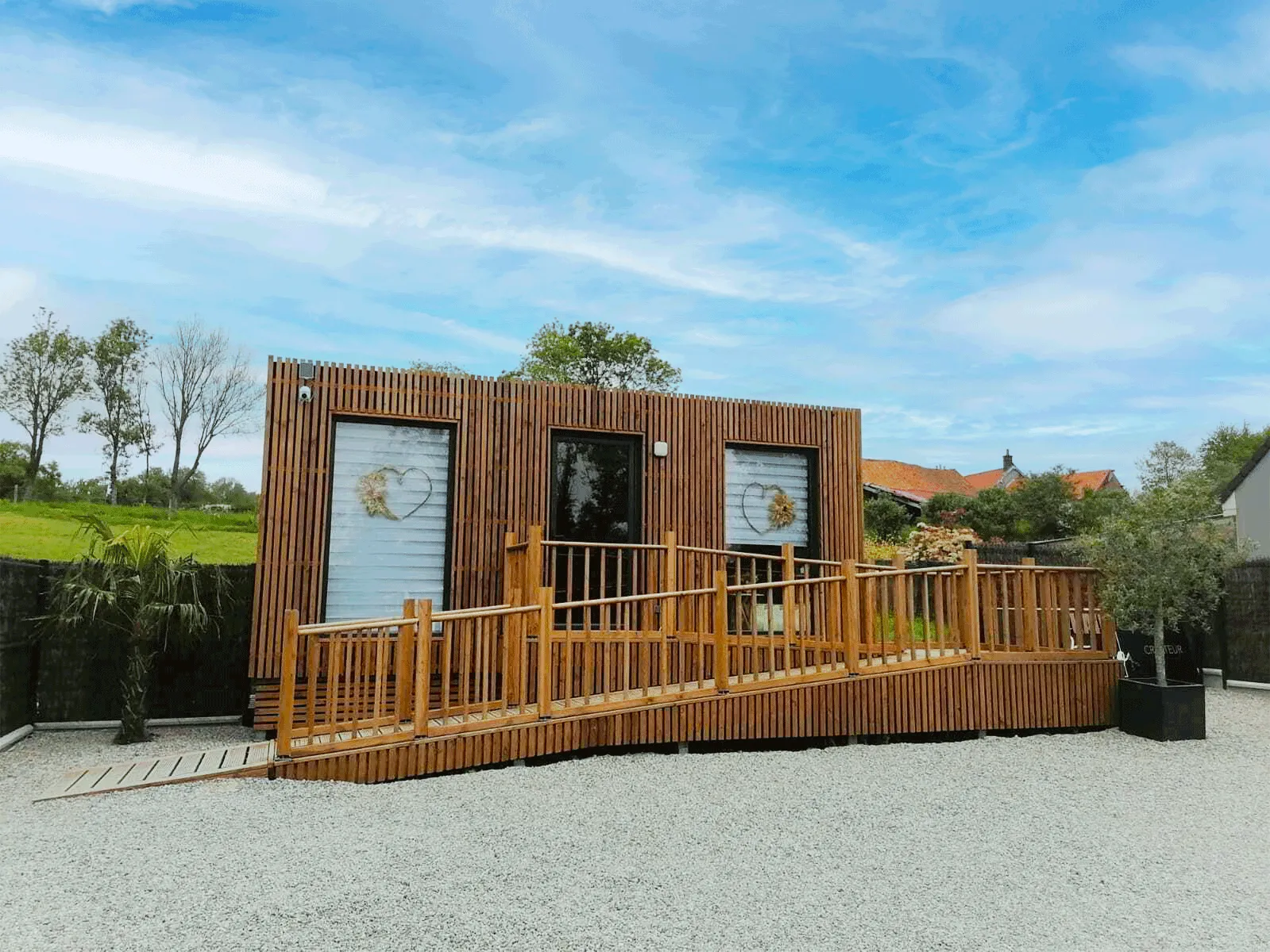 Local professionnel en bois avec une rampe d’accès PMR
