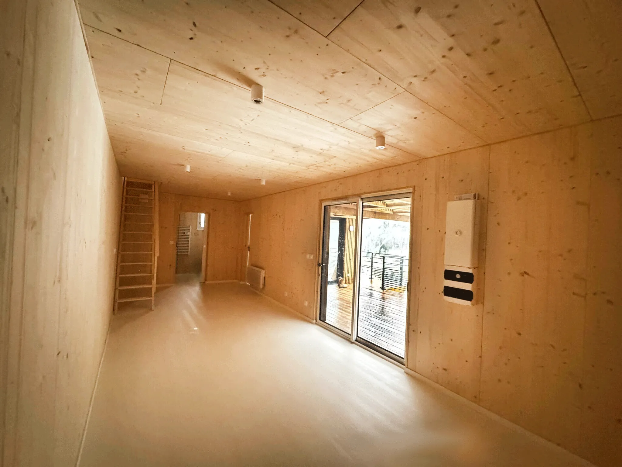 Intérieur en bois massif d’une maison en bois