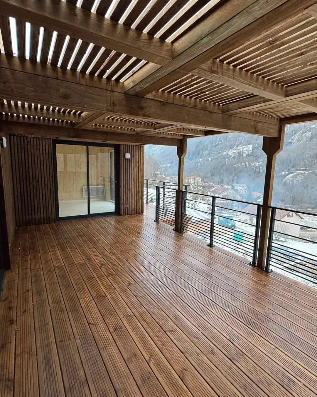 Terrasse vide d’une maison en bois