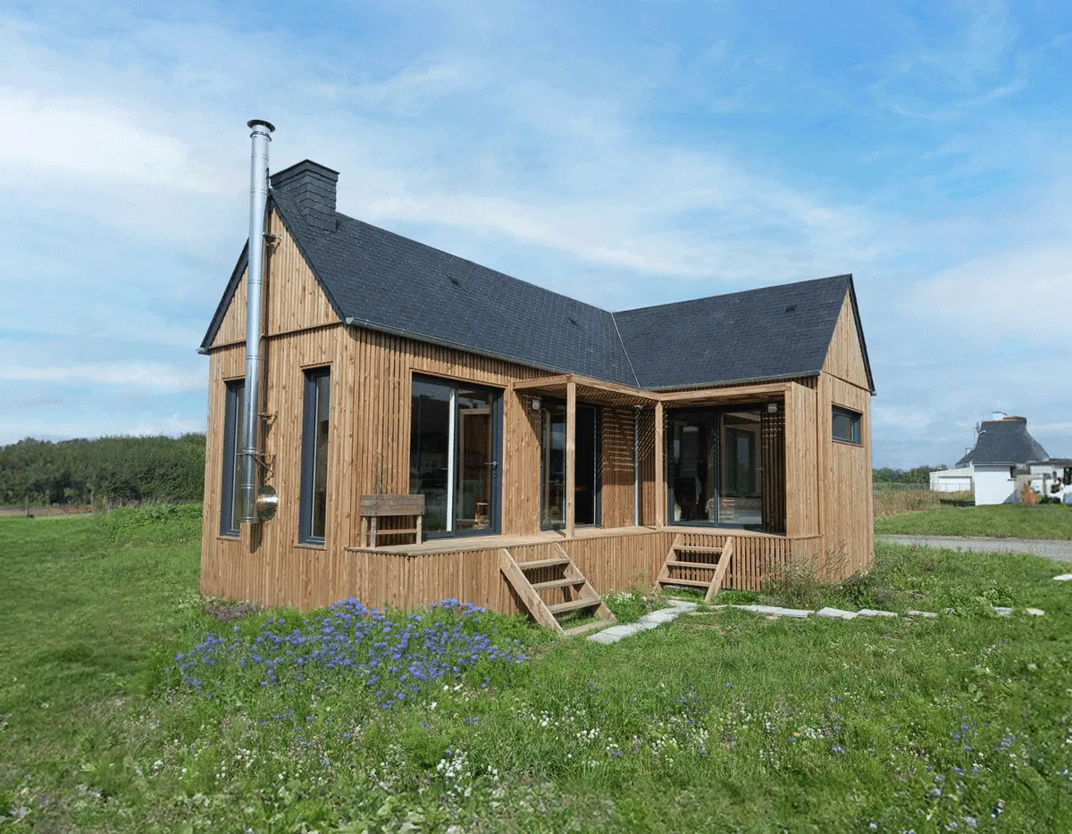 Une grande maison en bois avec une toiture double pente