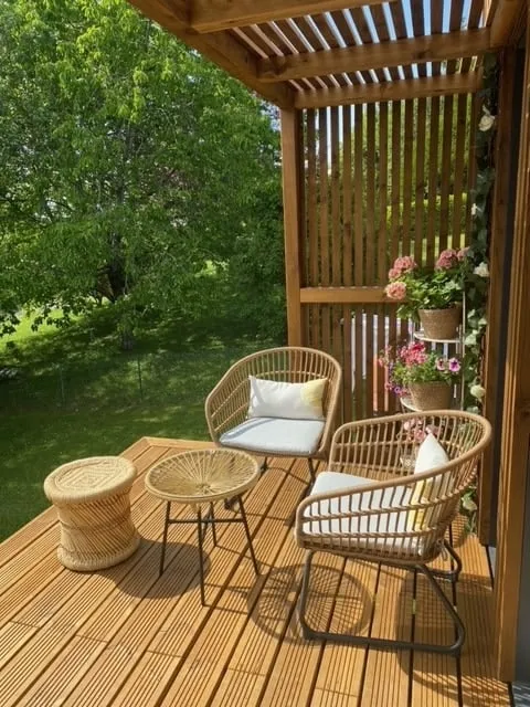 Terrasse aménagée d’un studio en bois