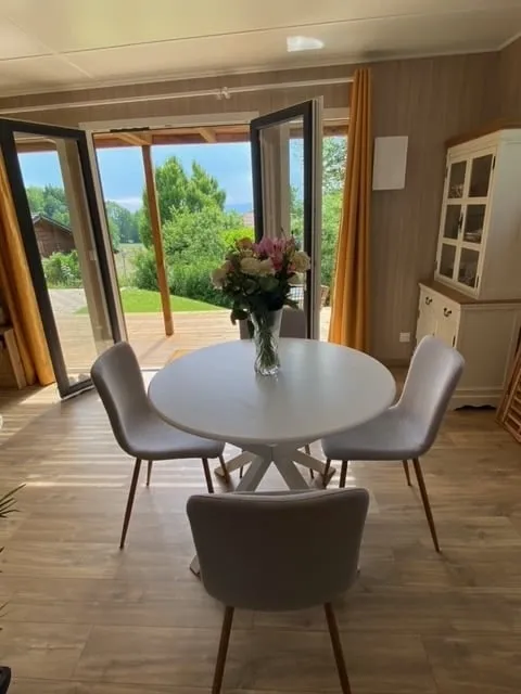 Table à manger dans un studio