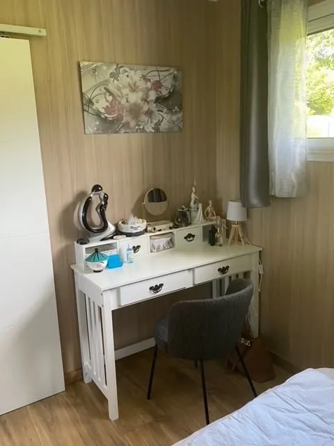 Un bureau aménagé dans un studio