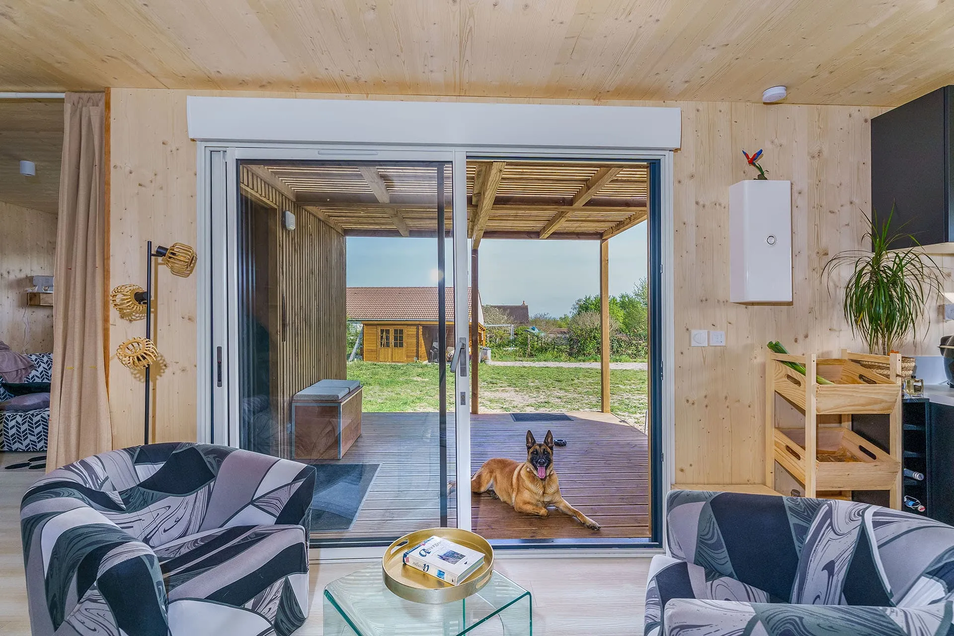 GK50 Greenkub Allier · living room avec vue jardin, finitions bois massif et menuiseries anthracite