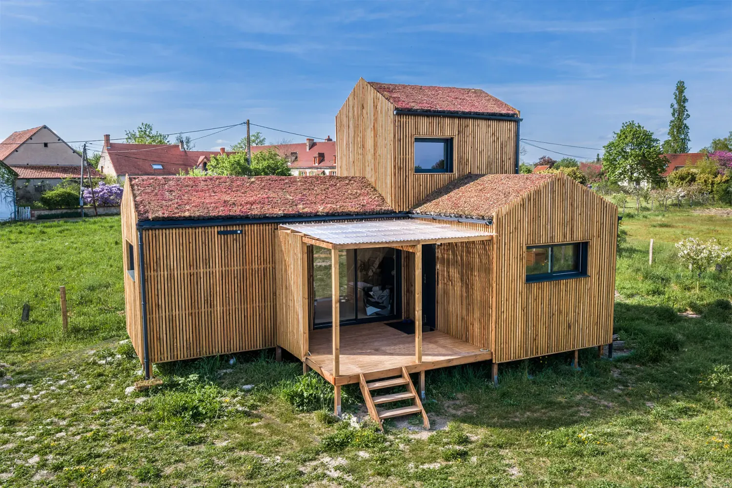 Vue drone maison bois Greenkub GK50 Allier · toitures végétalisées, bardage douglas, terrasse bois centrale