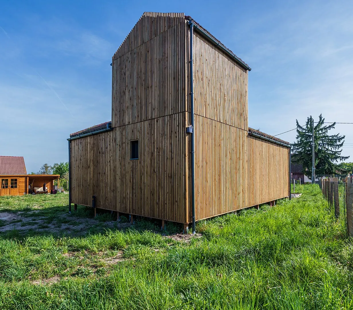 GK50 Greenkub en milieu rural · construction bois sur plots, bardage claire-voie et toit vert
