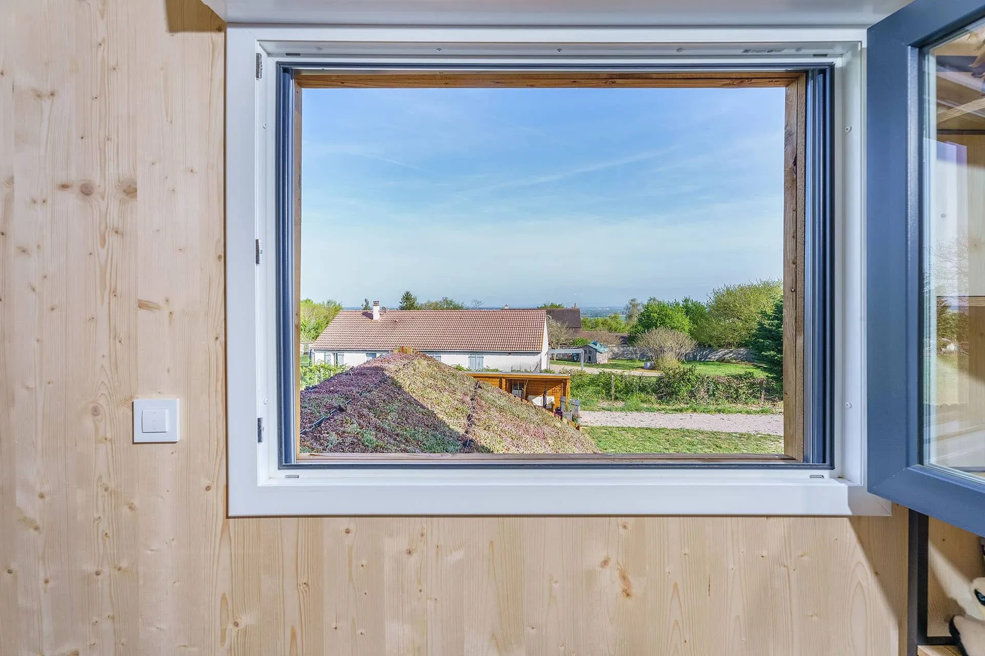 GK50 Greenkub en milieu rural · construction bois sur plots, bardage claire-voie et toit vert