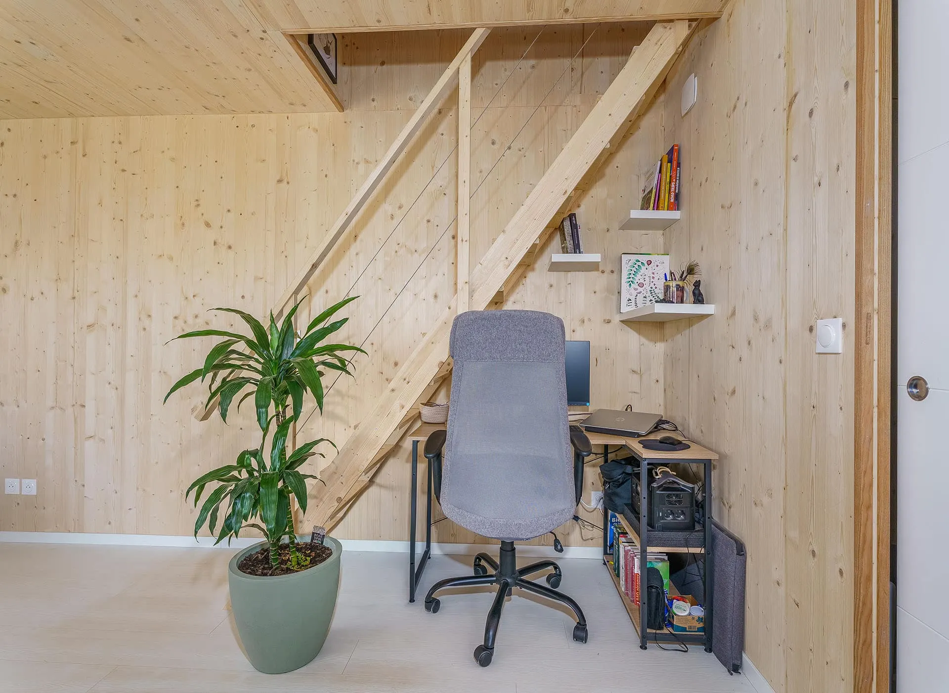 Bureau maison bois Greenkub GK50 · escalier bois, murs bois massif