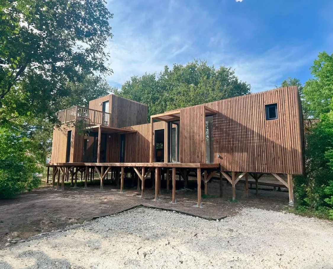 Vue extérieure de profil d’une maison de jardin de 50 m2