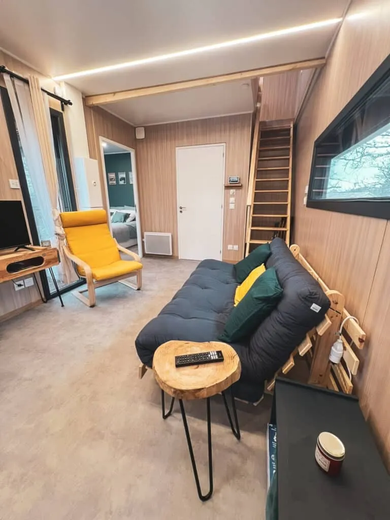 Salon d’une maison en bois