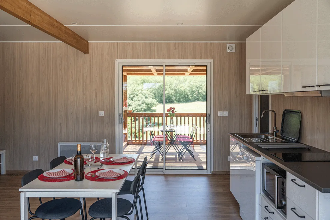 Cuisine aménagée dans une maison en bois