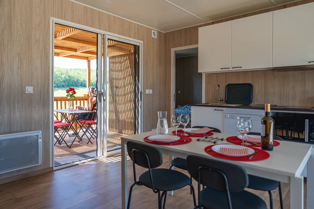 Cuisine aménagée avec un homme sur la terrasse