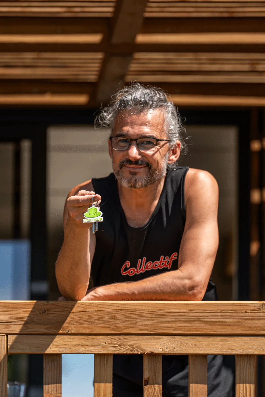Un homme avec les clés de sa maison Greenkub