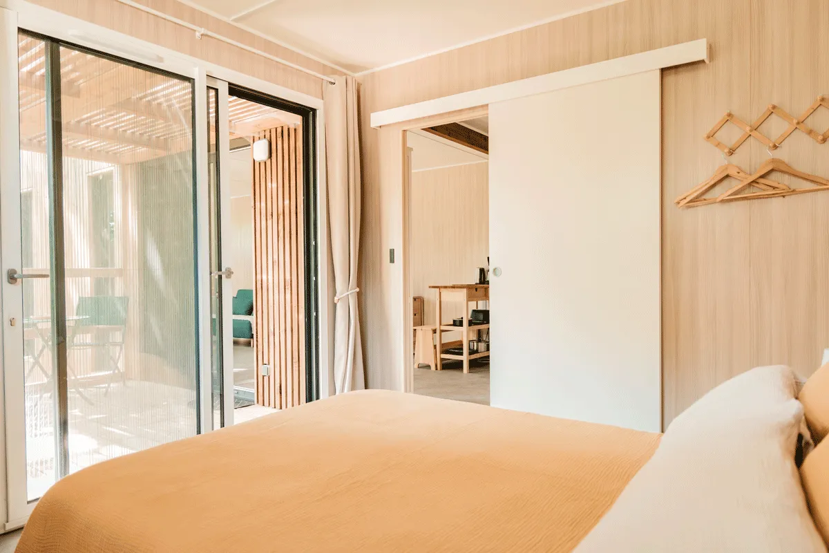 Intérieur d’une chambre dans une maison bois