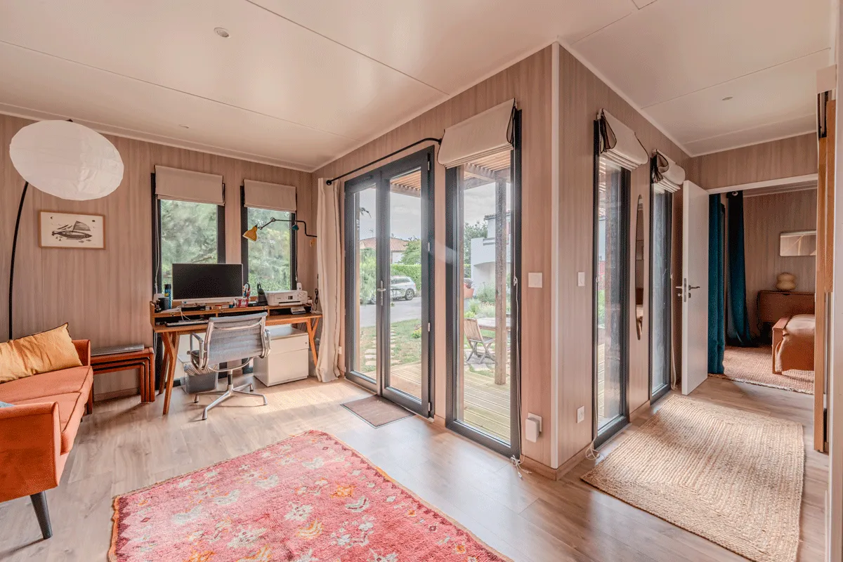 Pièce de vie aménagée dans une construction bois
