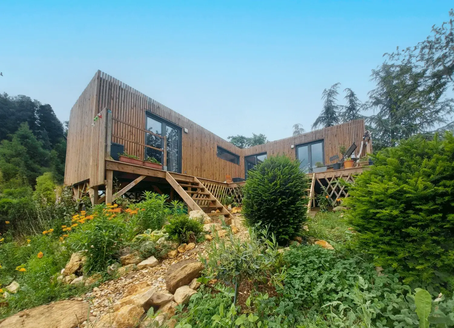Maison écologique sur pilotis