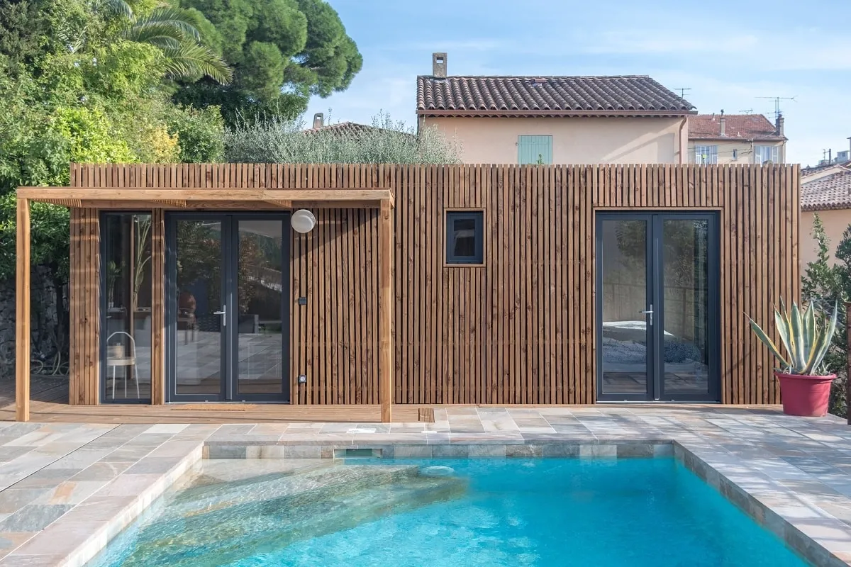 Extérieur d’un pool house en bois