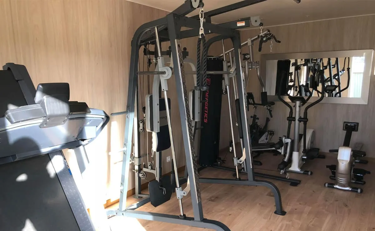 Salle de sport aménagée dans un studio