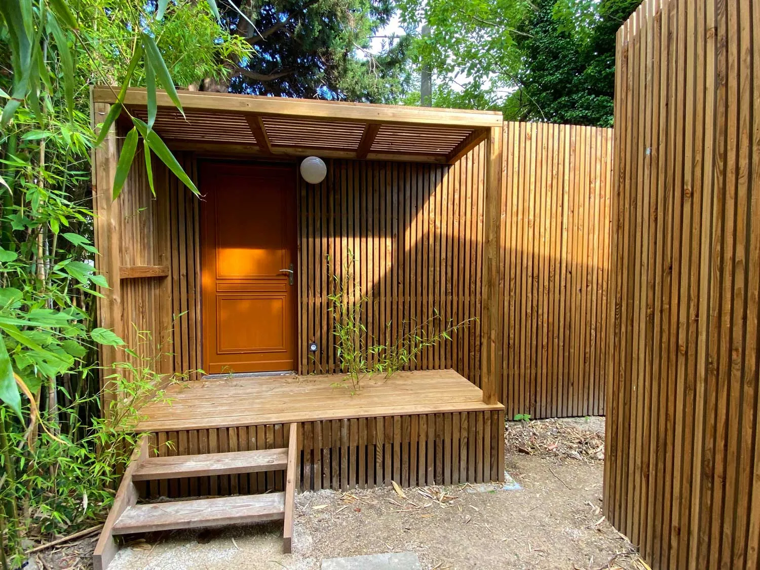 Studio de jardin en bois entouré de bambou