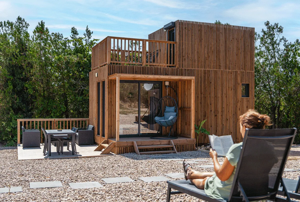 Construction en bois avec une femme lisant un livre