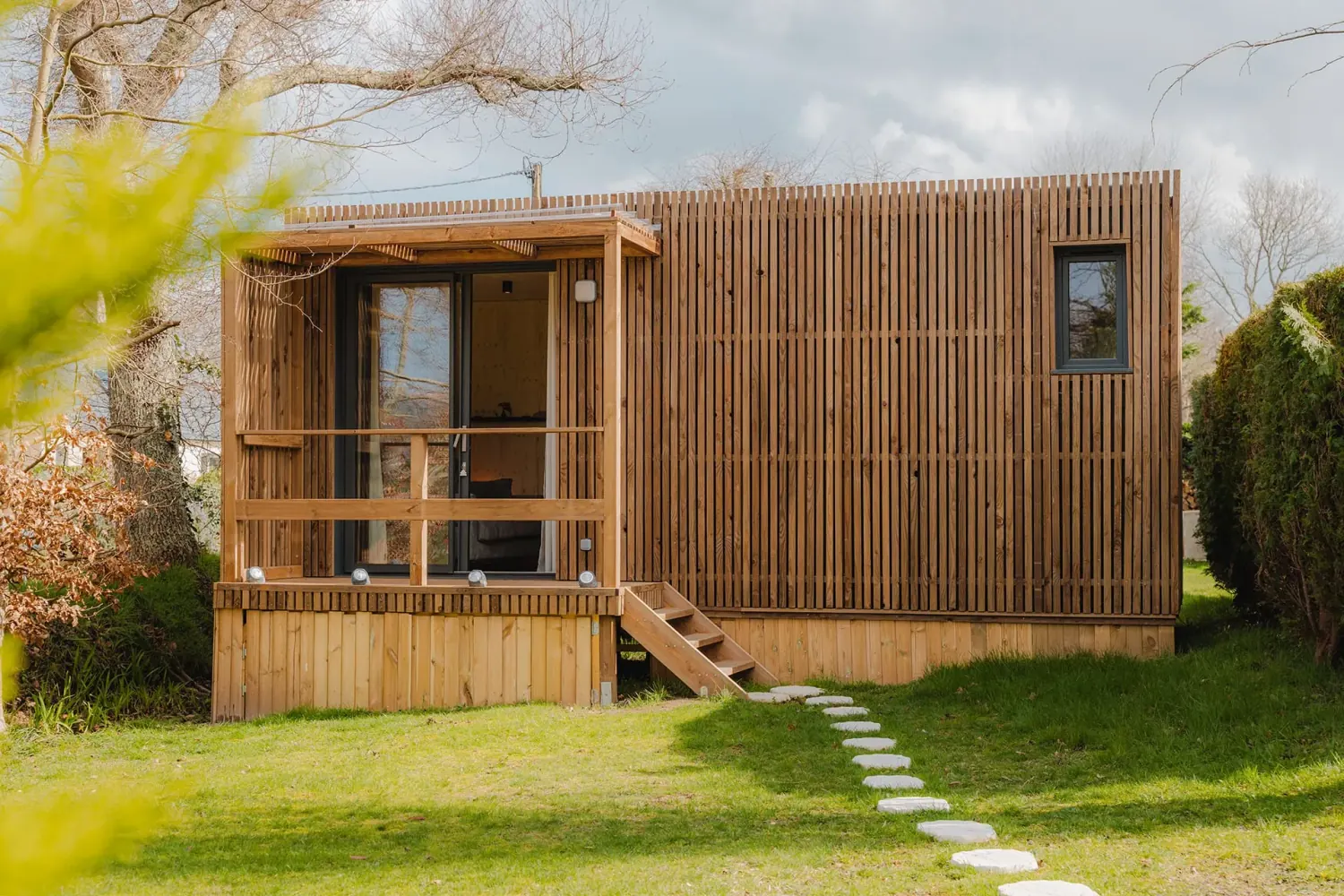 Construction à ossature bois, fabriqué en atelier type studio de jardin avec bardage bois en Côtes-d’Armor