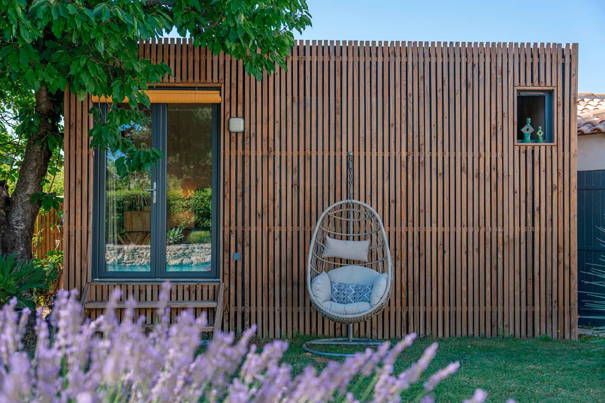 Une construction avec un bardage bois
