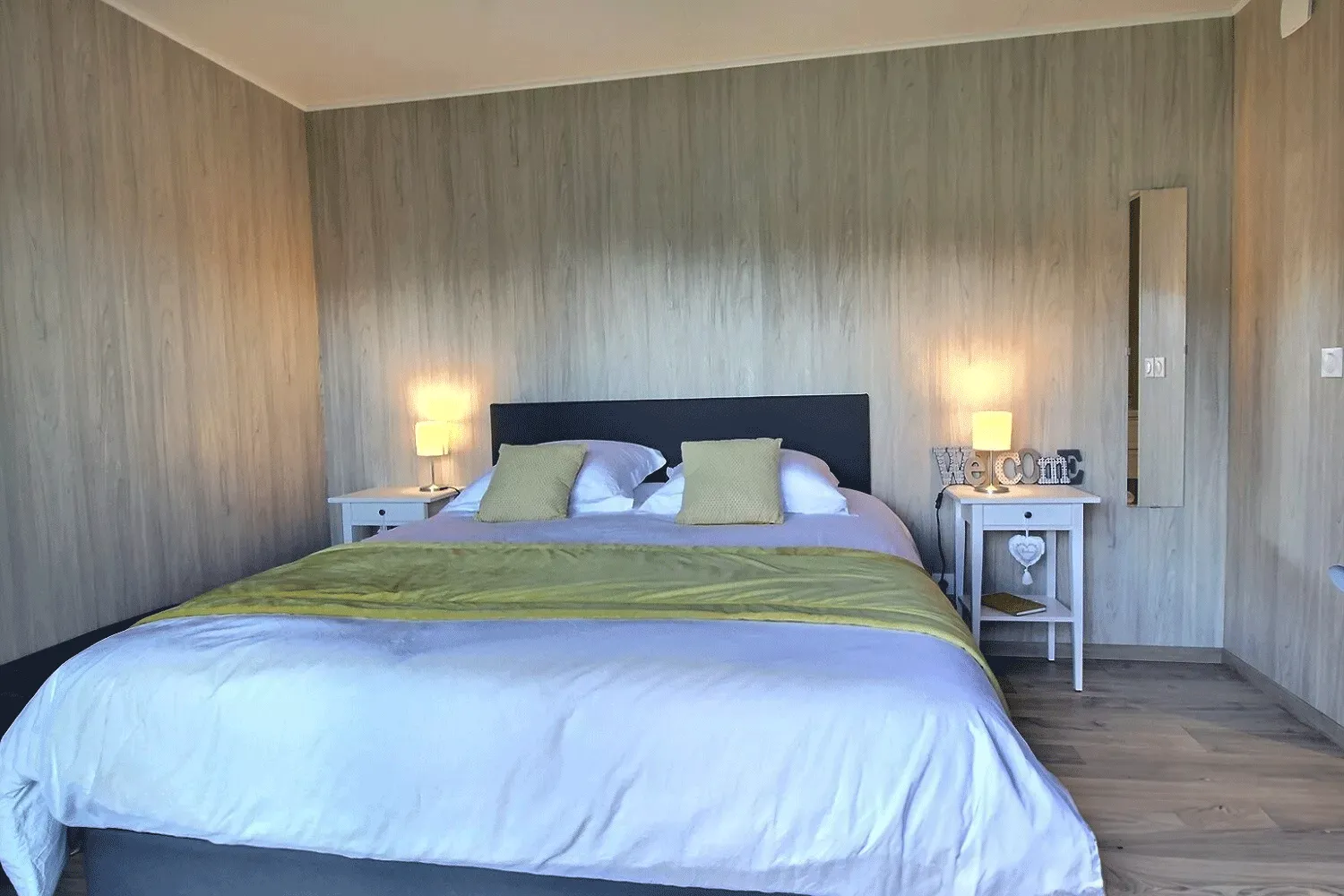 Chambre aménagée dans une construction en bois