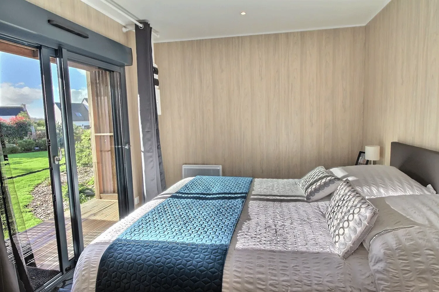 Chambre aménagée dans une construction en bois