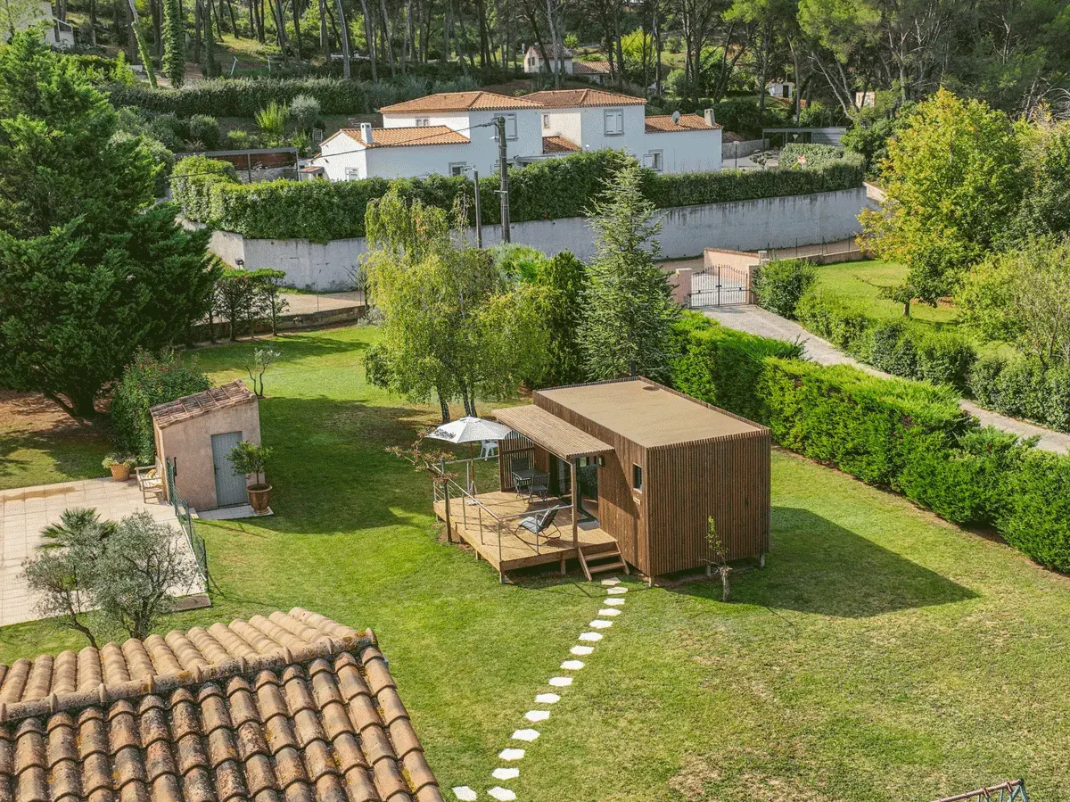Maison en bois implantée dans un grand jardin