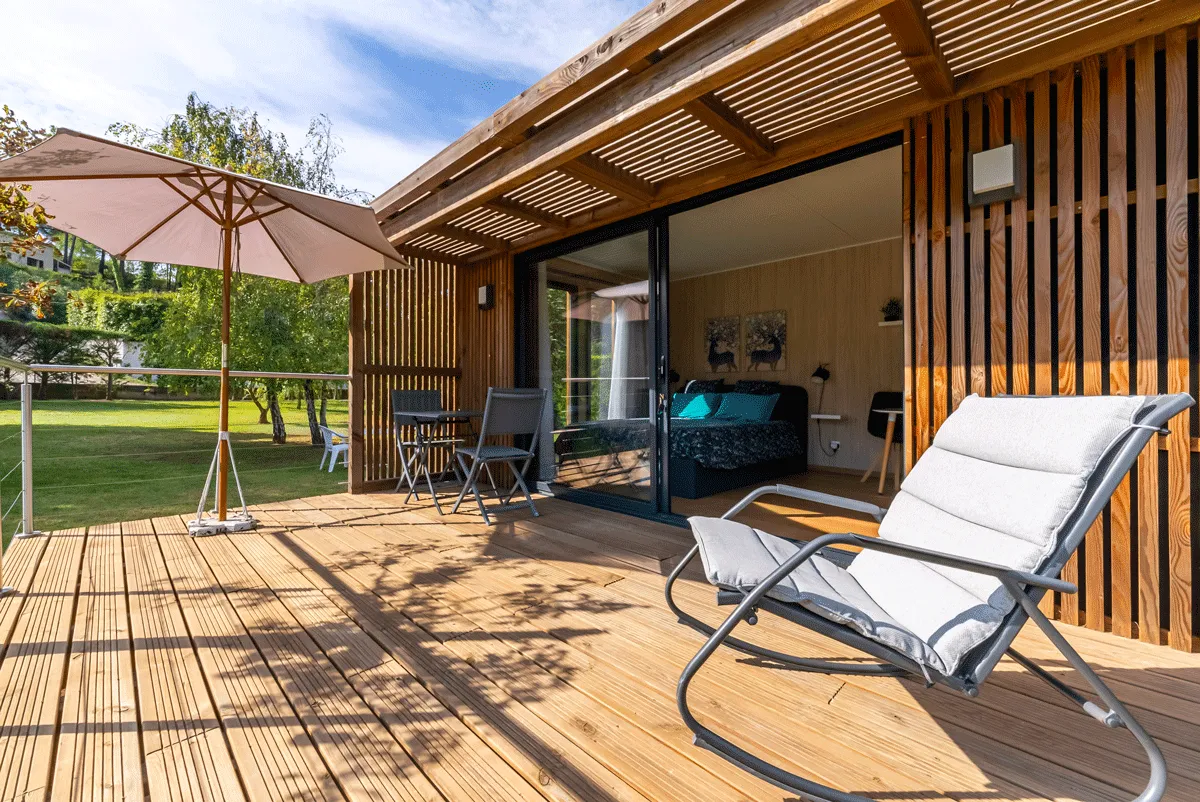 Grande terrasse d’une maison en bois