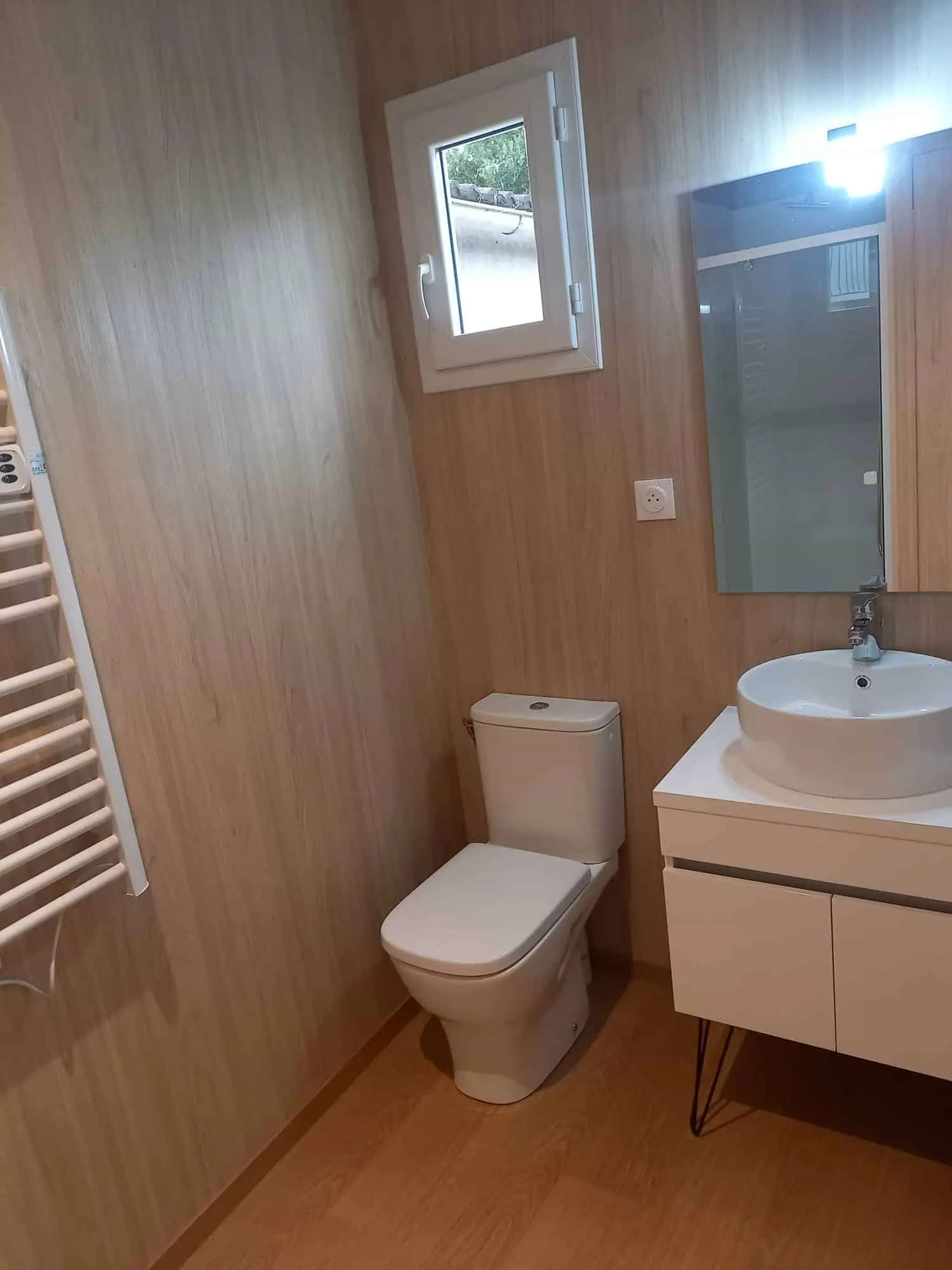 Toilette et lavabo d’une salle de bain