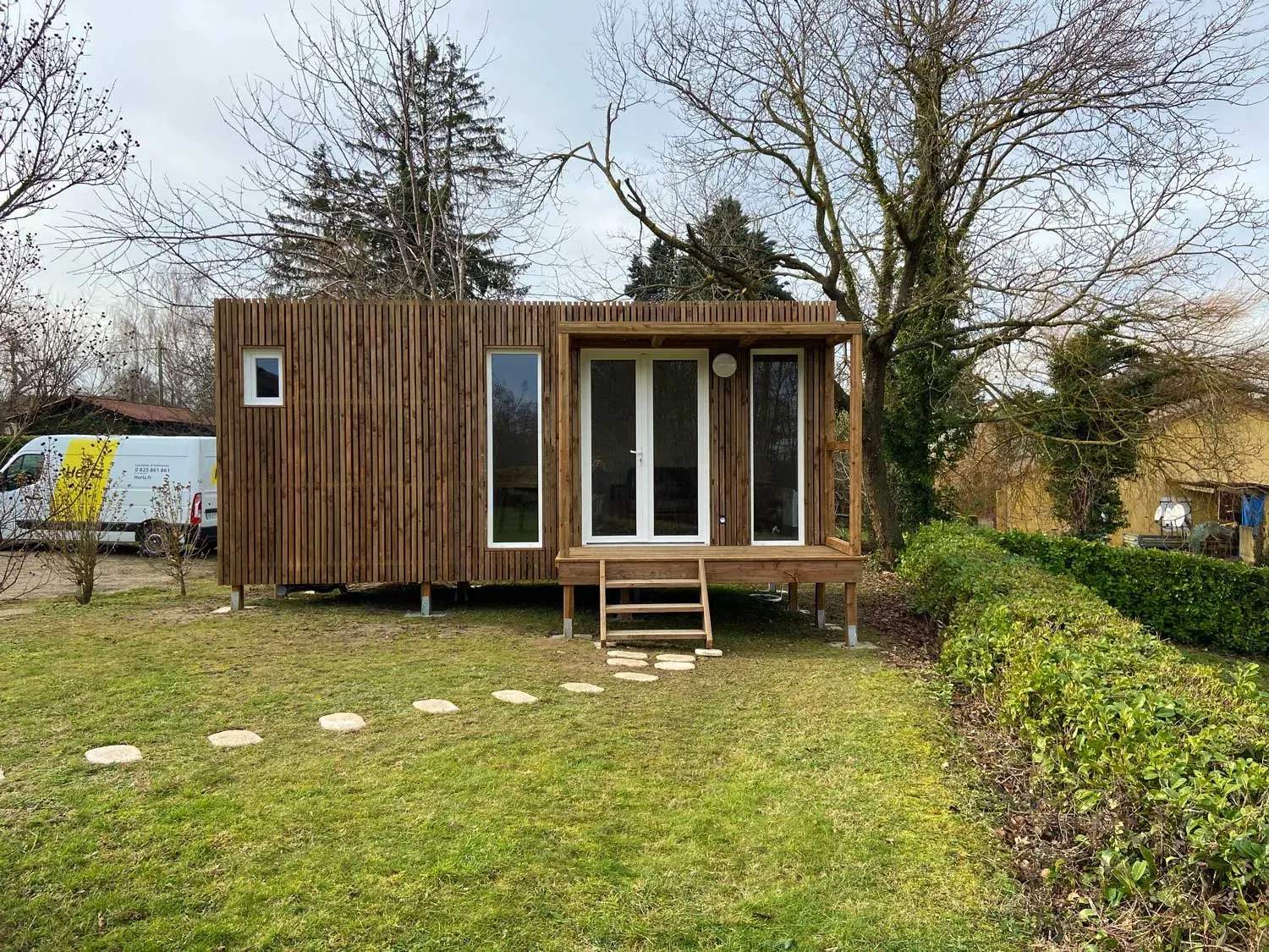 Studio de jardin en bois avec des menuiseries blanches