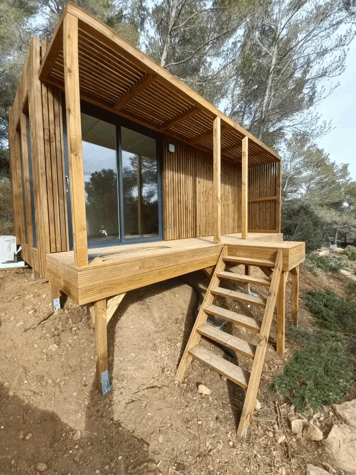 Studio en surélévation avec des pilotis