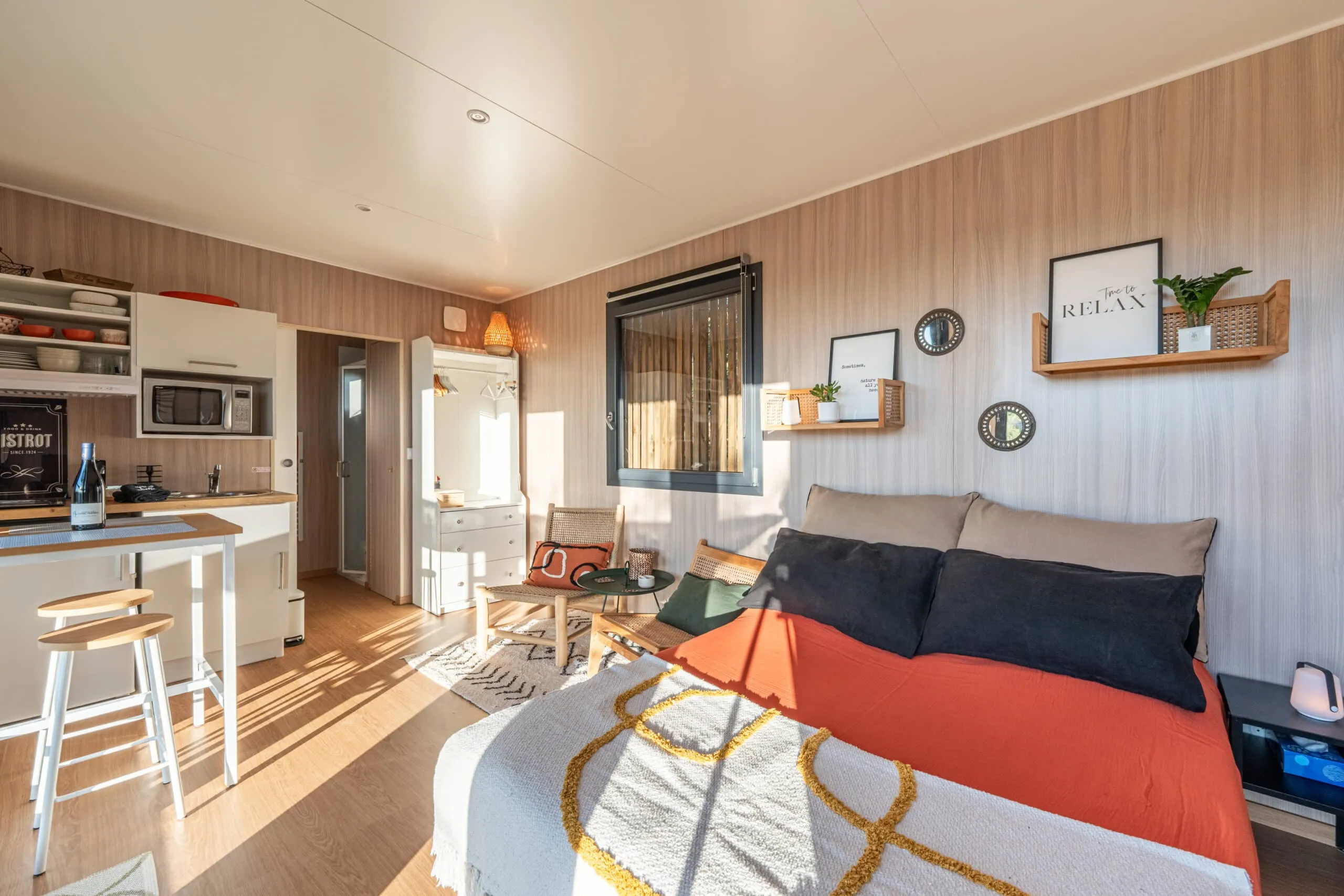 Vue intérieure de la chambre du studio de jardin de 20 m2