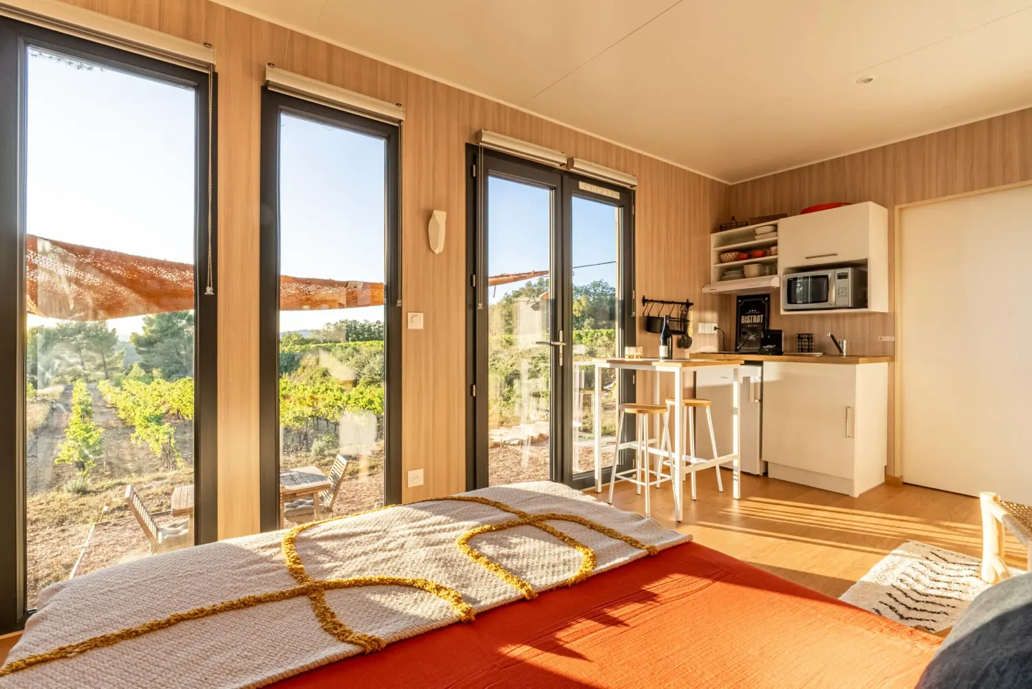 Intérieur du studio de jardin de 20 m2 avec vue sur l’extérieur