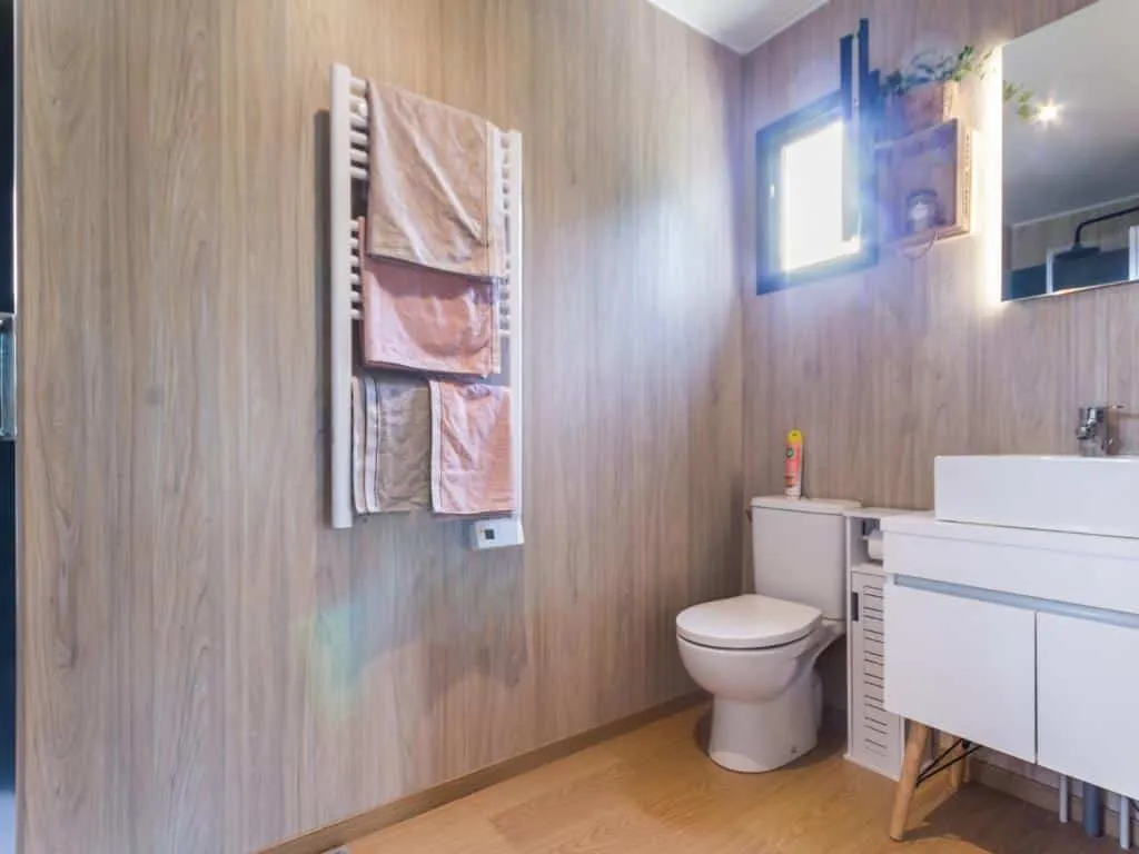 Salle d’eau avec toilette dans un studio