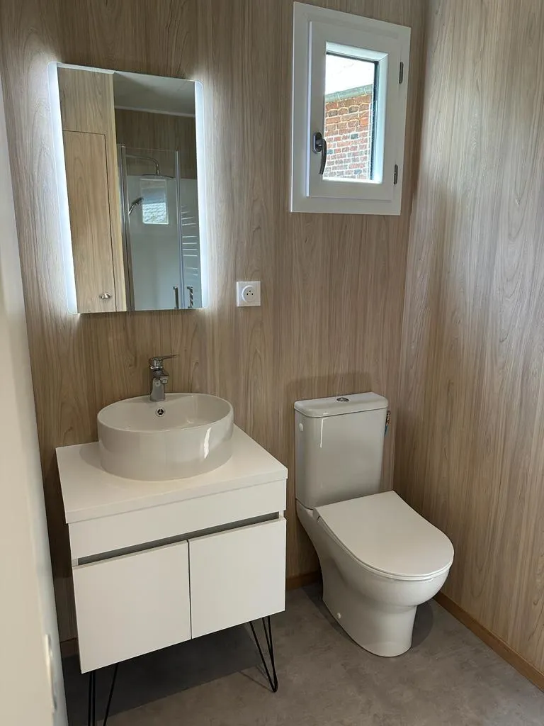 Toilette et lavabo d’un studio