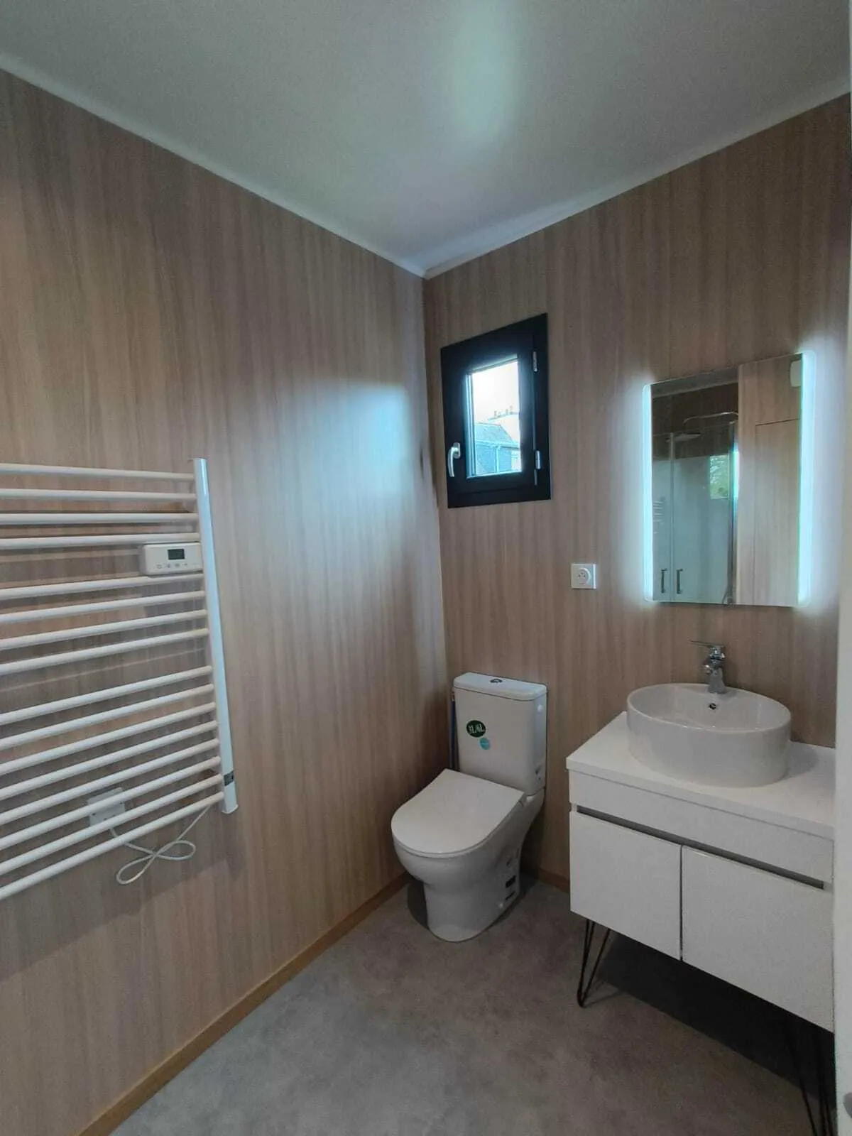 Salle de bain avec un toilette et un lavabo