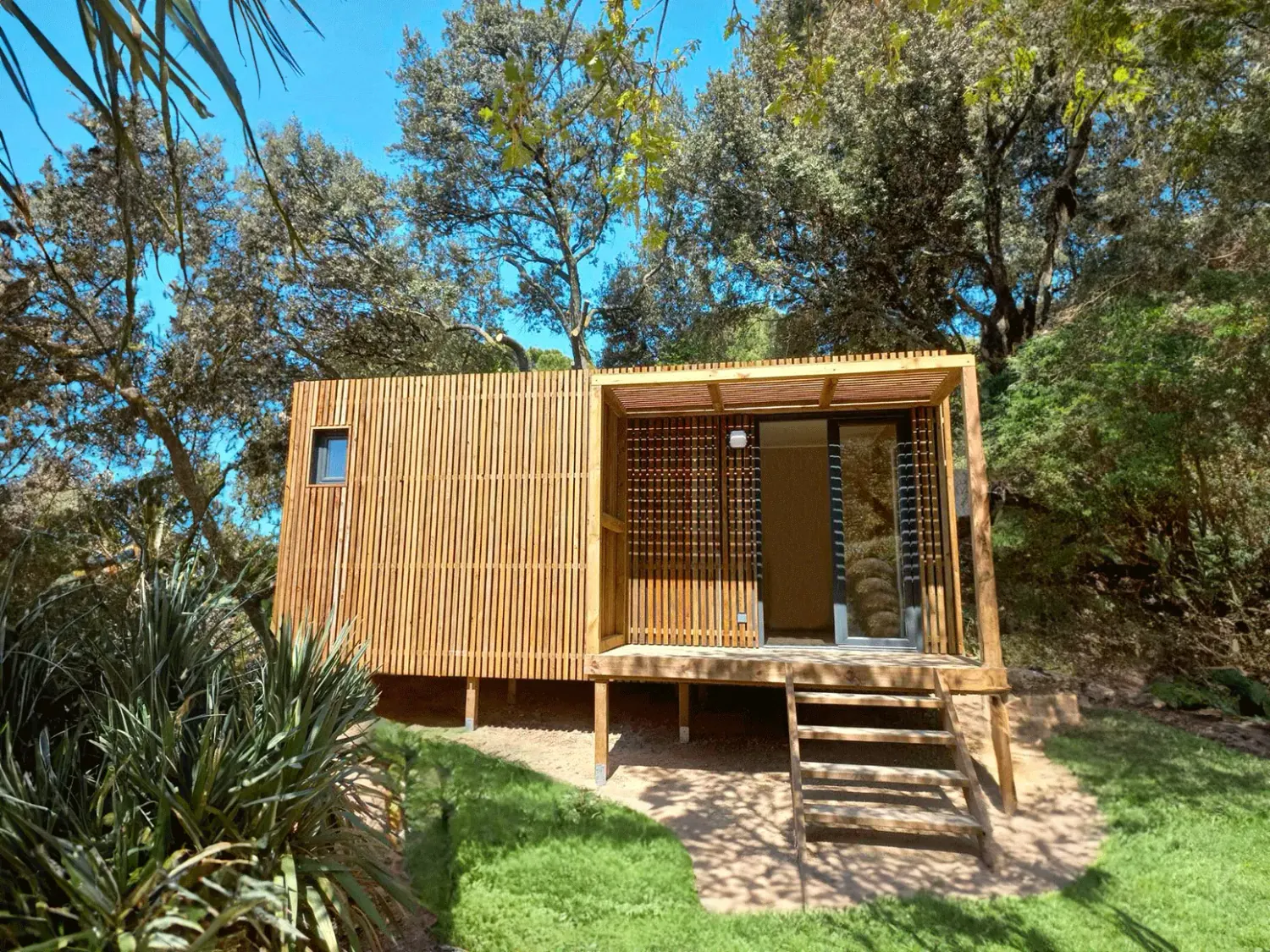 Studio de jardin entouré de verdure