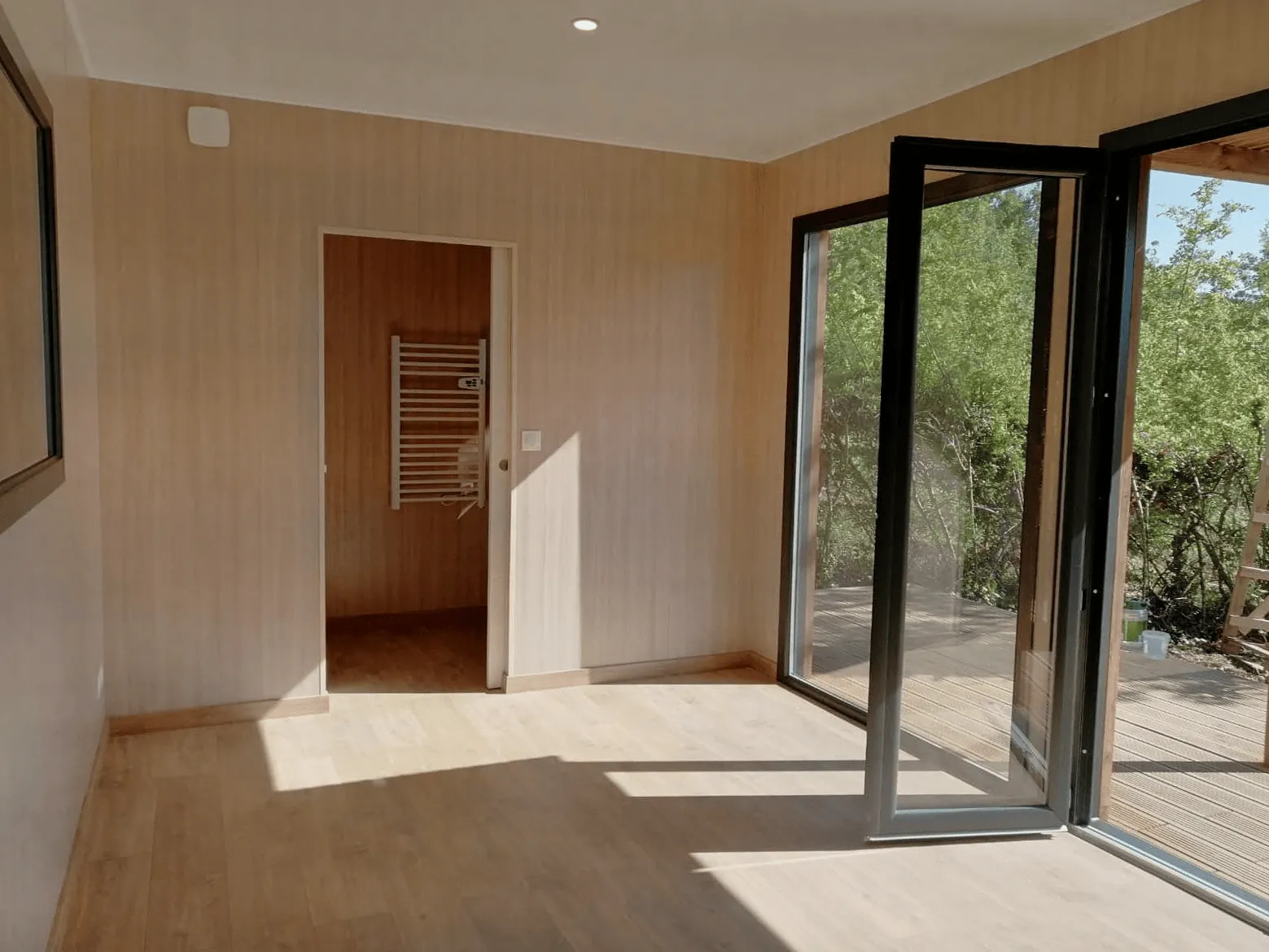 Intérieur vide d’un studio de jardin