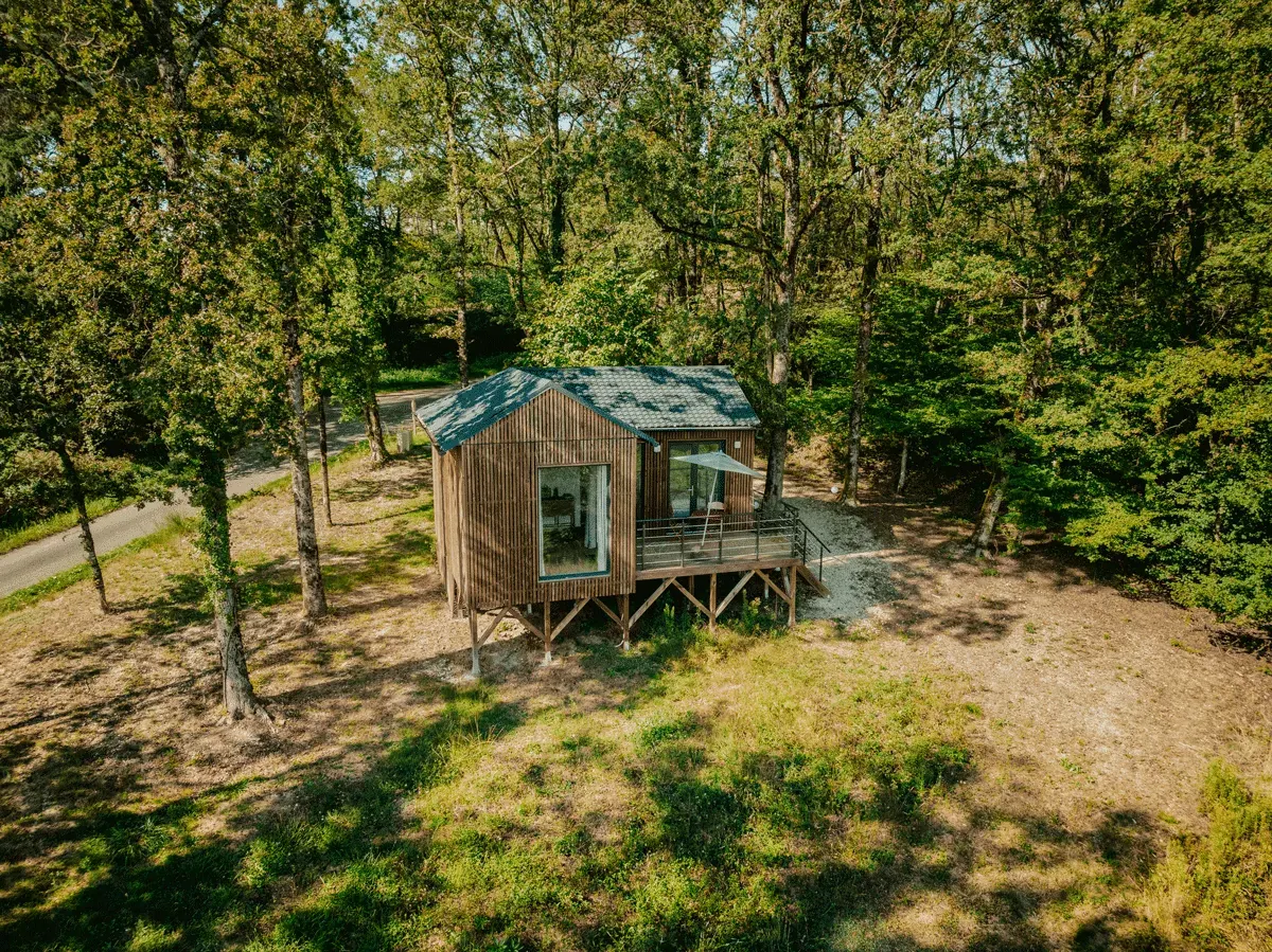 Maison en bois dans la campagne